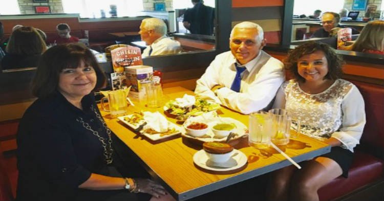 chilis.jpg?resize=412,275 - Mike Pence Posted A Family Photo But Daughter's 'Missing' Reflection Kept People Baffled