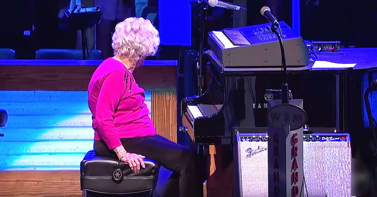 grandma2.jpg?resize=412,232 - 98-Year-Old Grandma Played At Grand Ole Opry And Received Standing Ovation