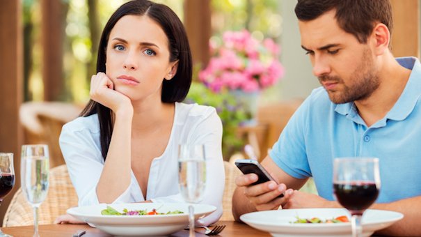 rude date smartphone 508725337 small.jpg?resize=1200,630 - Are Table Manners Dead?! 10 Polite Things We Used To Do At Supper: Let’s Bring Them Back!