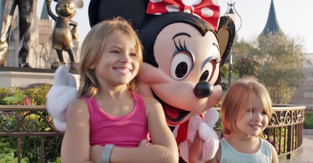 shaylee minnie.jpg?resize=1200,630 - Two Little Girls Can't Believe They're Meeting Their Idol, But Keep Your Eyes On Minnie Mouse's Hands..