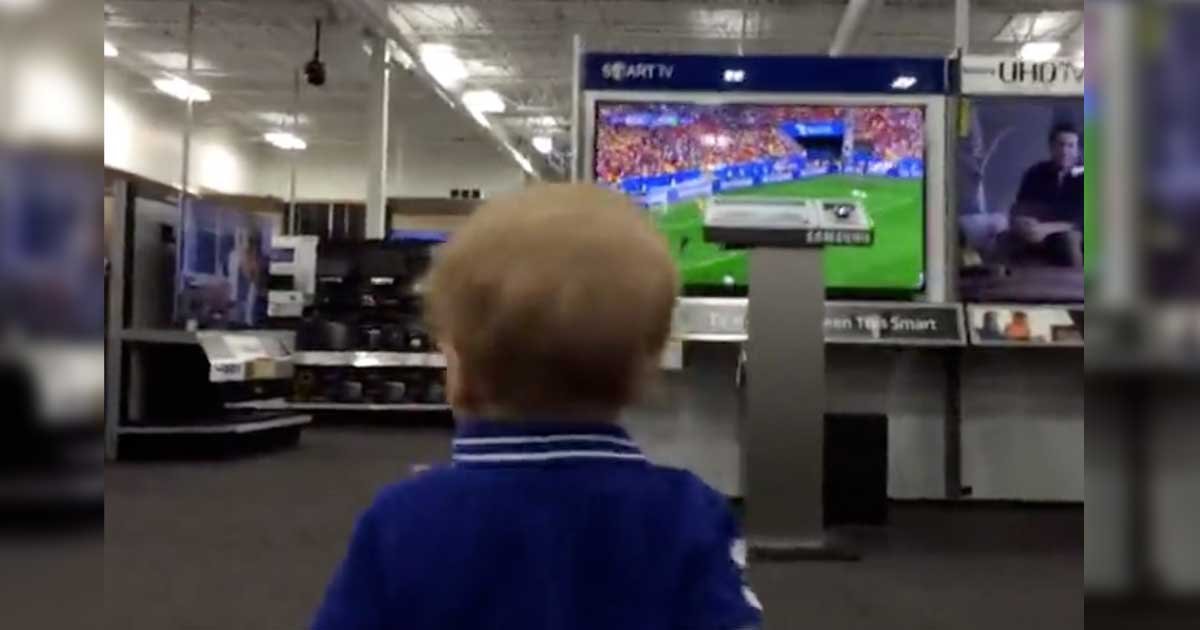 toddler first kiss.jpg?resize=1200,630 - Father Follows His Son At Best Buy. What Happens Will Leave A HUGE Smile On Your Face!