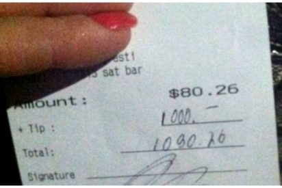 waitress surprise 412x275.jpg?resize=412,275 - Waitress Was Given A $1,000 Tip After Customer Heard That Her Dog Needed An Expensive Surgery