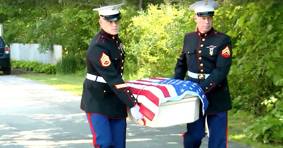 10 4 3 A.jpg?resize=412,275 - Two Marines Carried The Casket Of Hero Dog To Bring Him Back Home