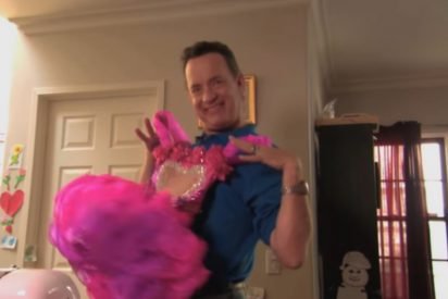 tom hanks beauty pageant 412x275.jpg?resize=412,275 - Tom Hanks Appeared On Toddlers & Tiaras With His Daughter's Pink Dress!