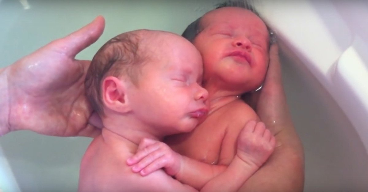 twins1.jpg?resize=1200,630 - Newborn Twins Refused To Let Go Of Each Other While Taking A Bath