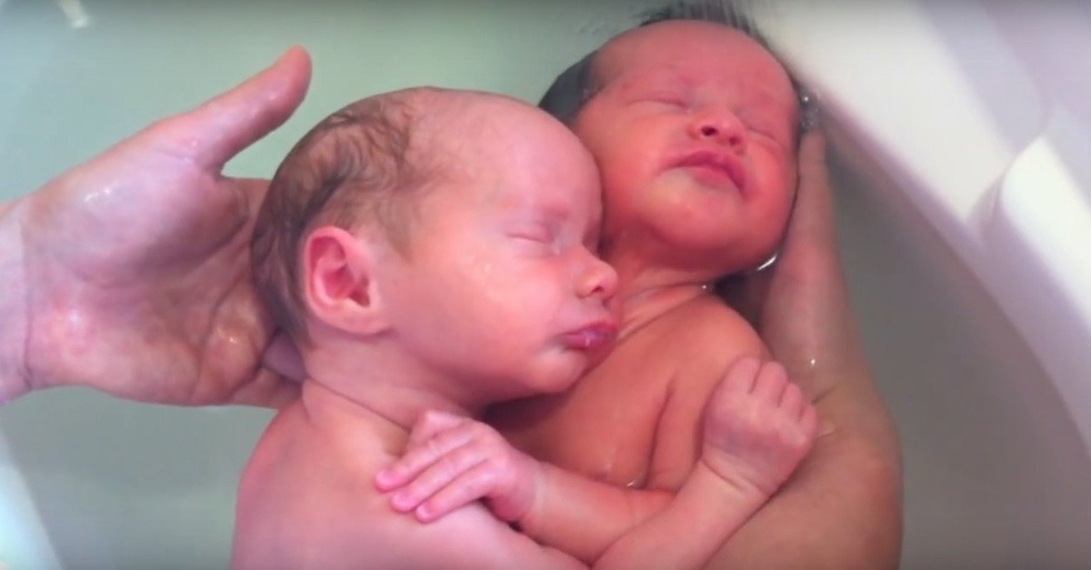 twins1.jpg?resize=412,275 - Newborn Twins Refused To Let Go Of Each Other While Taking A Bath