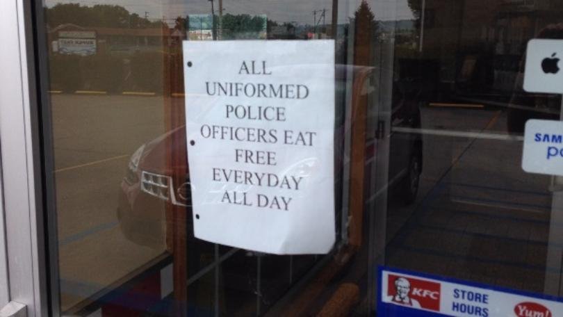 Policeeatfree2.jpg?resize=412,275 - KFC In Ohio: 'All Uniformed Police Officers Eat Free Everyday All Day'