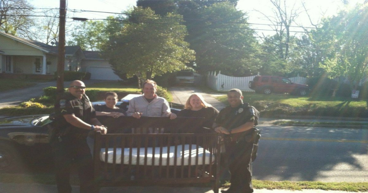 cops ask for baby crib 1.jpg?resize=412,275 - Kind Officers Delivered New Baby Crib To Family Who Were Going Through Tough Times