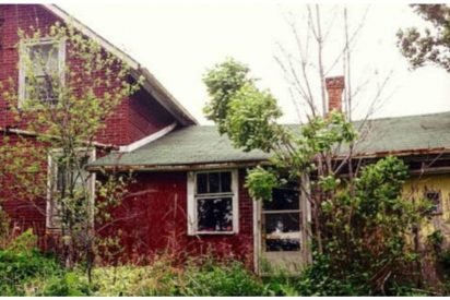 deserted house shocking discovery 412x275.jpg?resize=412,275 - Photographer Was Alone In An Abandoned House And Saw A Person Living There