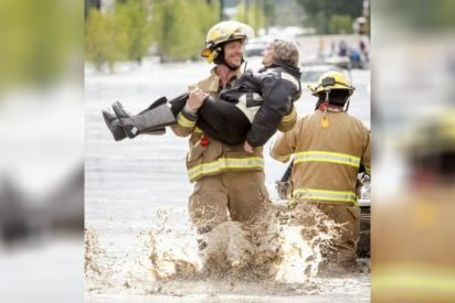 fireman saves old woman 412x275.jpg?resize=412,275 - Old Lady Cracked Hunky Fireman Up When She Told Him About Her Wedding Night