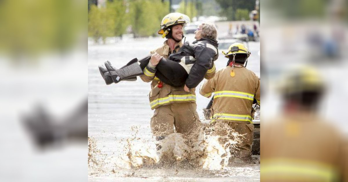 fireman saves old woman.jpg?resize=1200,630 - Old Lady Cracked Hunky Fireman Up When She Told Him About Her Wedding Night