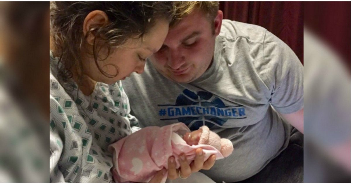 grieving mom miscarried baby.jpg?resize=1200,630 - Grieving Mother Shared Heartbreaking Story After Saying Goodbye To Her Precious Baby Who Lived Only 2 Hours