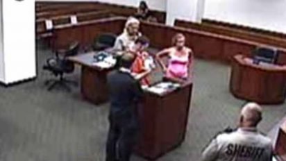 judge allows emotional moment 412x232.jpg?resize=412,232 - Judge Called An Inmate Back To The Courtroom To Allow Him To See His Baby For The First Time