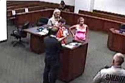 judge allows emotional moment 412x275.jpg?resize=412,275 - Judge Called An Inmate Back To The Courtroom To Allow Him To See His Baby For The First Time