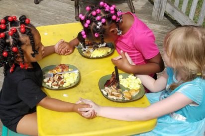 kids pray over breakfast 412x275.jpg?resize=412,275 - Mother Proudly Shared Picture Of Her Daughters Holding Hands While Praying Before The Meal