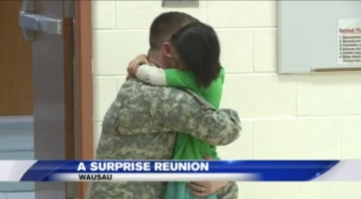 soldier father daughter school e1484888424684.png?resize=1200,630 - Soldier Father Surprised His Daughter At School After Returning Home