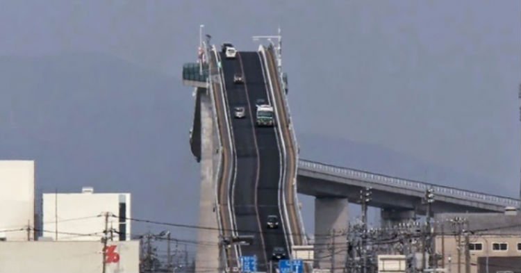 thhh.jpg?resize=412,275 - World's Scariest Bridge Looks Like A Roller Coaster That Features A Large Slope