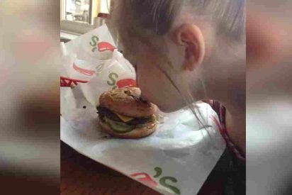 arianna chilis hamburger kindness 412x275.jpg?resize=412,275 - Little Girl With Autism Refused To Eat Her 'Broken' Meal, Waitress Made Time To Make Sure She Was Happy