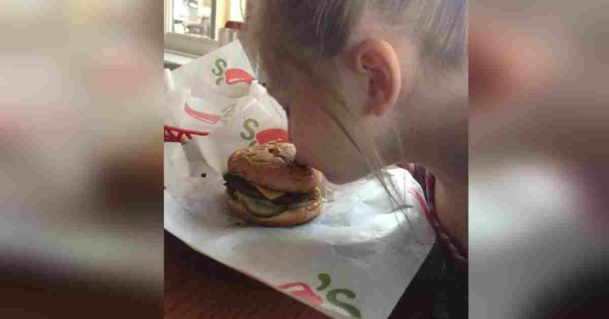 arianna chilis hamburger kindness.jpg?resize=1200,630 - A Little Girl Starts Acting Weird At Chili's, Then The Waitress Stepped In