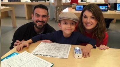 gift from apple store 412x232.jpg?resize=412,232 - Employee Surprised Boy With Tumor With A Gift After He Heard Of His Tough Story