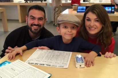 gift from apple store 412x275.jpg?resize=412,275 - Employee Surprised Boy With Tumor With A Gift After He Heard Of His Tough Story