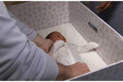 newborn cardboard baby box 4 412x275.jpg?resize=412,275 - First-Time Parents Found Newborn Babies Sleeping In Boxes, Doctors Told Them To Do The Same