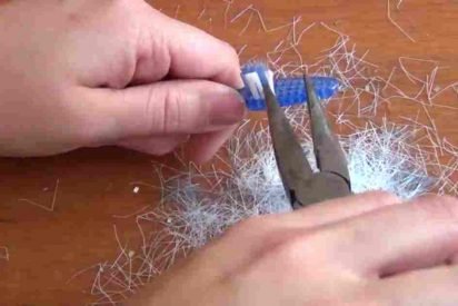 toothbrush bracelets 412x275.jpg?resize=412,275 - Woman Pulled The Bristles Out Of Cheap Toothbrushes And Transformed Them Into Bracelets!