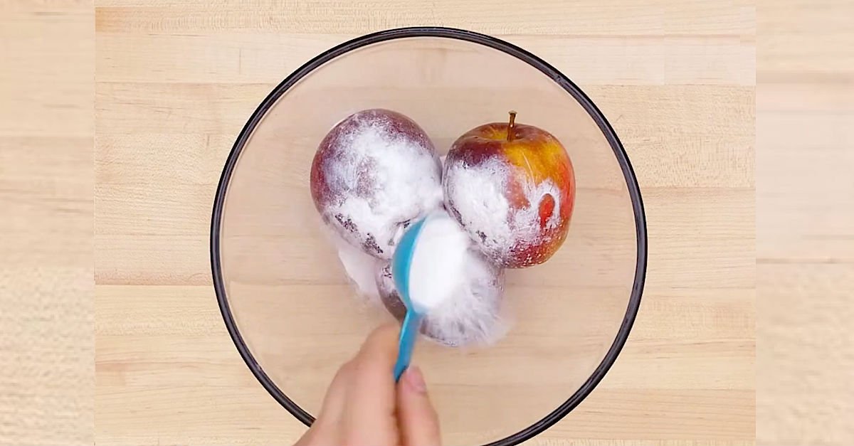 apple1.jpg?fit=1024%2C535&ssl=1&strip=all - Here's How To Wash Wax-Covered Apples Using Baking Soda