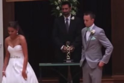 brde 412x275.jpg?resize=412,275 - Bride Walks Away From Groom to Recite Wedding Vows in ASL