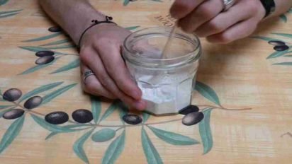 diy deodorize trick 412x232.jpg?resize=412,232 - Woman Shared Her Cheap Trick To Make Air Freshener Out Of Baking Soda