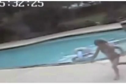 girl saves mother pool cover 412x275.jpg?resize=412,275 - 5-Year-Old Realizes The Terrible Truth And Runs As Fast As She Can..Watch The Video To See Why