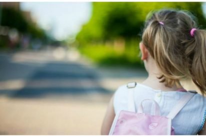 little girl police cover 412x275.jpg?resize=412,275 - Off-Duty Cop Saved 2-Year-Old Girl Who Was Walking Around Alone Because Her Mum Wouldn't Wake Up