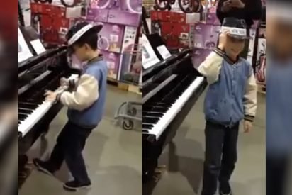 piano in toystore 412x275.jpg?resize=412,275 - Video: Young Boy Delivered Piano Performance Beyond His Years In The Middle Of Toy Store