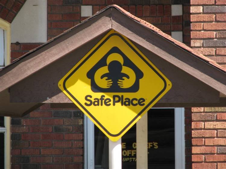 A Safe Haven sign. Image via WayMarking