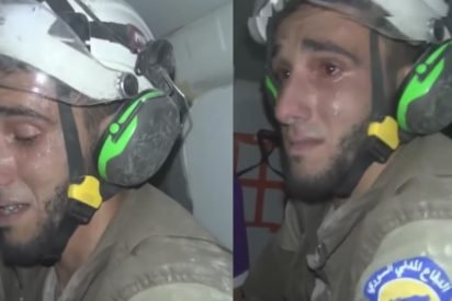 rescue worker saves baby 412x275.jpg?resize=412,275 - Rescue Worker Broke Into Tears As He Pulled A Baby From Rubble In Syria During The War