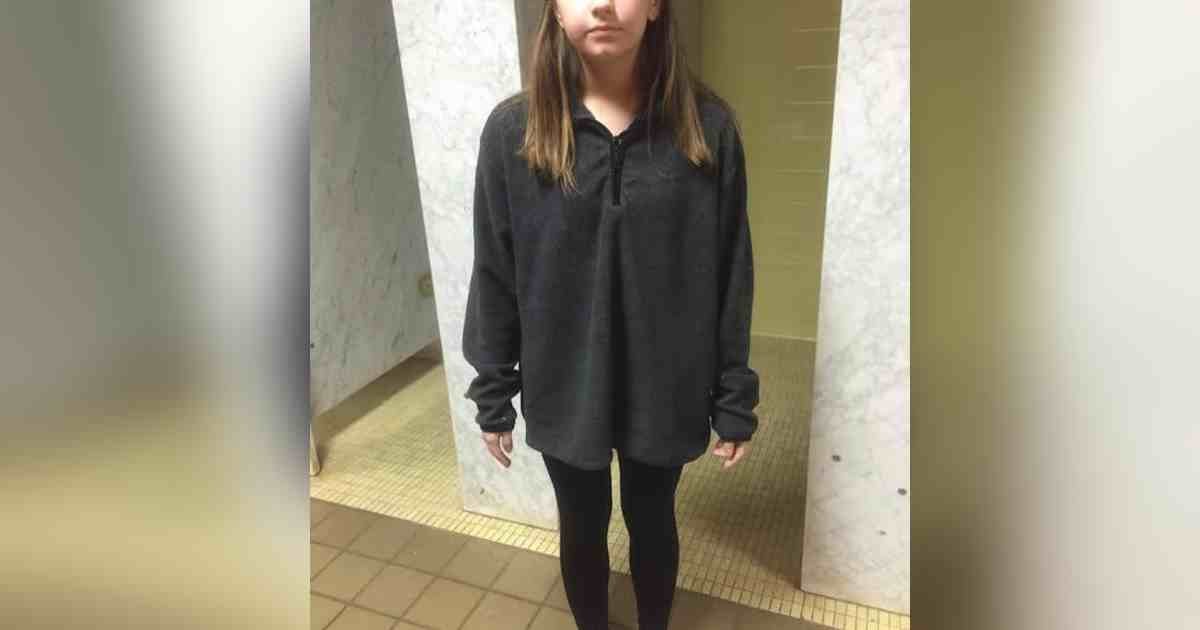 student banned leggings.jpg?fit=1024%2C538&ssl=1&strip=all - Mother Is Outraged When School Does THIS Because of Her Daughter's Outfit!