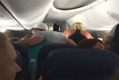 tim tebow prayer 412x275.jpg?resize=412,275 - Passenger Has Heart Problems Mid-Flight But Then A Famous Athlete Comes Over And Does THIS! Inspiring!