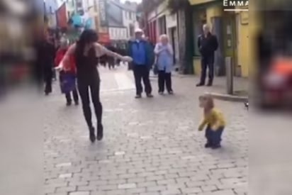 toddler dancing duo 412x275.jpg?resize=412,275 - Video: Little Toddler Joined Street Performer In Tap Dancing