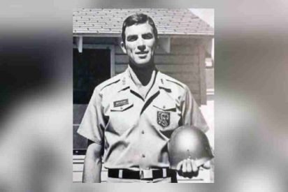 tom selleck army 412x275.jpg?resize=412,275 - Before Becoming A TV Super Star He Served In The US Army. Can You Guess His Name?