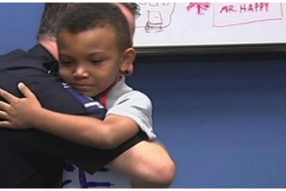 boy sign walks police cover 412x275.jpg?resize=412,275 - 5-Year-Old Boy Walked In Police Station Offering Free Hugs To Officers Amid Tensions Within The Community