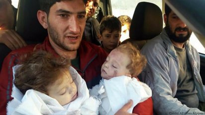 credit  ap alaa alyousef 412x232.png?resize=412,232 - Syrie: la photo de ce papa qui tient les cadavres de ses 2 bébés fait le tour du monde