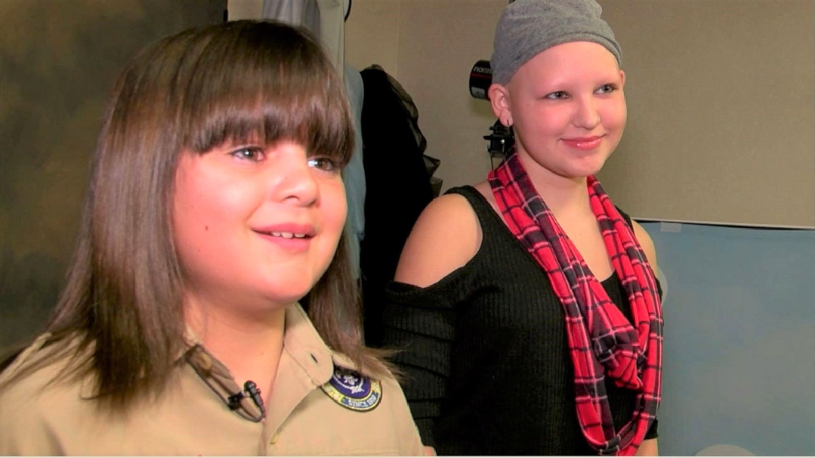 Cette fillette malade est chauve, ce que fait ce garçon de 10 ans va vous surprendre 170104 vod orig boy donates hair 16x9 1600 - Cette fillette malade est chauve, ce que fait ce garçon de 10 ans va vous surprendre