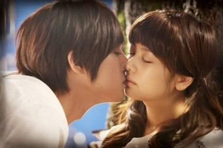 playful_kiss_teases_with_a_kissing_scene_photo_01092010103319