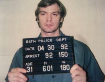 10 personnes qui ont survécu à des situations de films d'horreur jeffrey dahmer bath twp police 1992 mugshot 300x236 - 10 personnes qui ont survécu à des situations de films d'horreur