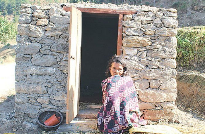 생리한다는 이유로 마을에서 격리된 채 움막에서 살아야하는 한 여성의 모습 / The Kathmandu Post