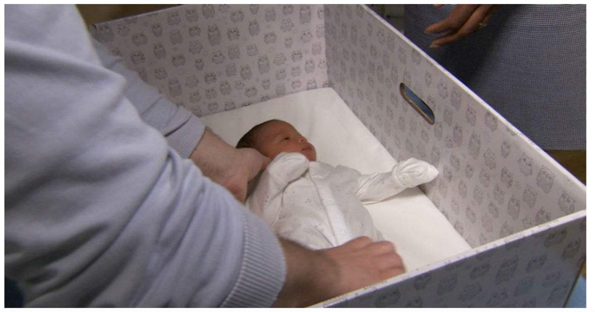 newborn cardboard baby box 4.jpg?resize=1200,630 - Médicos de todo o mundo encorajam os pais a colocarem os seus bebês recém nascidos em baby boxes, caixas especiais que servem de cama