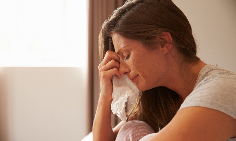 ‘8년 연애’ 끝에 결혼한 남편, 알고보니 ‘성매매’ 중독 woman crying tissue 1000x600 - ‘8년 연애’ 끝에 결혼한 남편, 알고보니 ‘성매매’ 중독