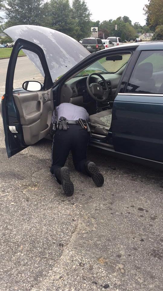 policia arreglando auto