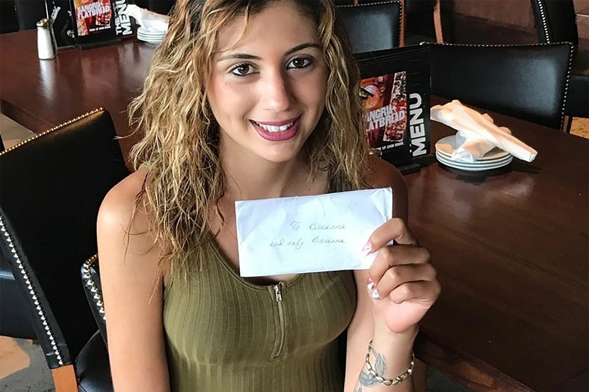 Waitress Answers Customer That She Believes In God. Then, She Gets An Envelope img 59cc6089e8b70 - Waitress Answers Customer That She Believes In God. Then, She Gets An Envelope