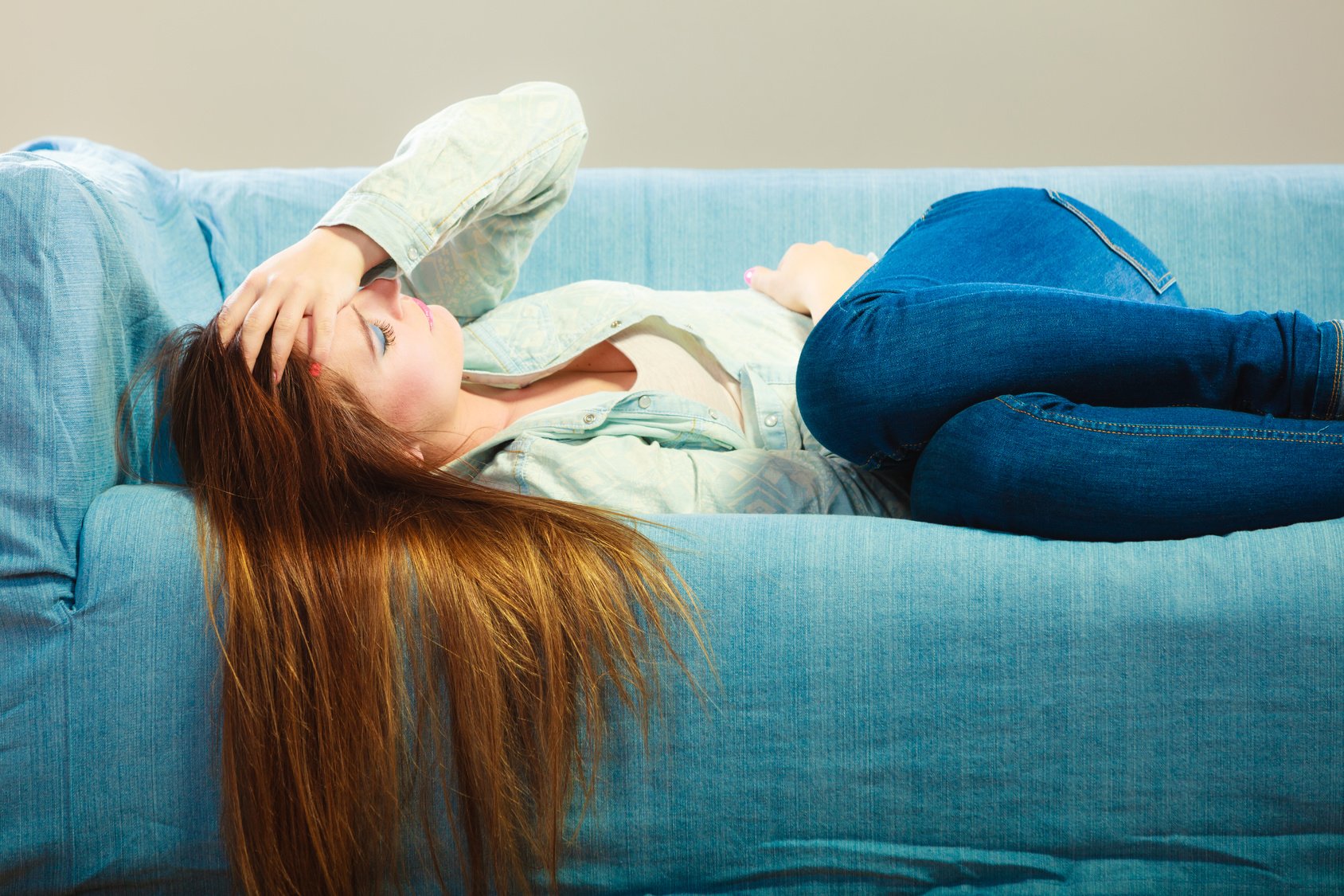 연인에게 ‘중독’된 당신에게 나타나는 위험 신호 8가지 lethargic woman on couch powerofpositivity - 연인에게 ‘중독’된 당신에게 나타나는 위험 신호 8가지